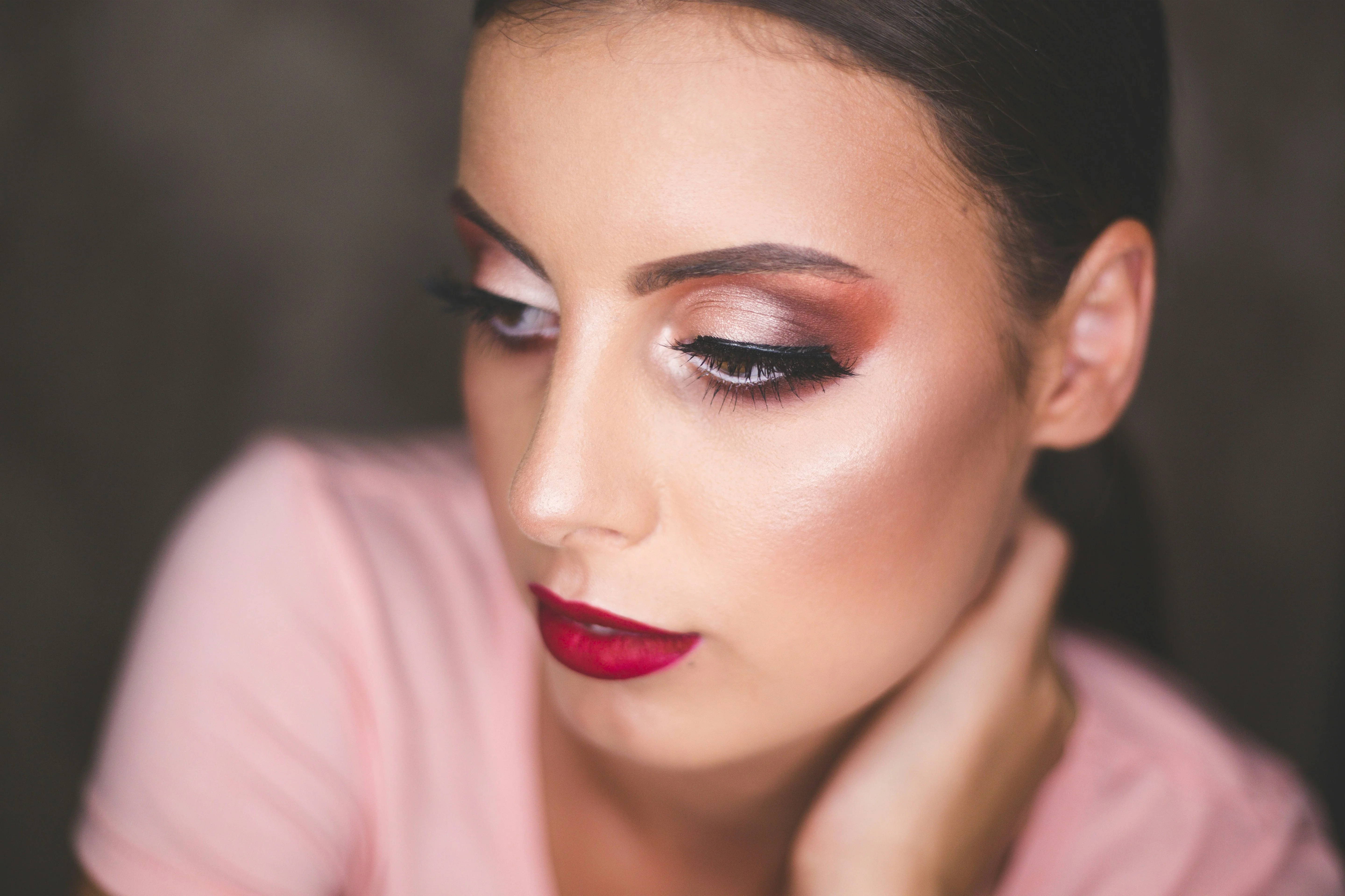 Bold Brows & Neutral Lips